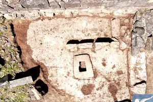 Máy ép nho làm rượu 1.500 năm tuổi