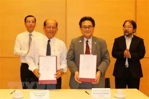 Ông Kawaue Junichi, Tổng Lãnh sự Nhật Bản tại Thành phố Hồ Chí Minh cùng ông Danh Út, Chủ tịch Liên hiệp các tổ chức hữu nghị tỉnh Kiên Giang ký kết hợp đồng viện trợ dự án hỗ trợ trang bị thiết bị y tế cho Phòng khám đa khoa khu vực Lại Sơn, huyện Kiên H