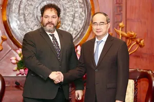 Bí thư Thành ủy TPHCM Nguyễn Thiện Nhân tiếp ông Carel Richter, Tổng Lãnh sự Hà Lan tại TPHCM   Ảnh: HOÀNG HÙNG