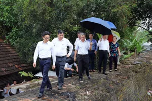 Phó Thủ tướng Vũ Đức Đam thăm các hộ dân đang sống tạm trên tường thành thuộc khu vực 1 di tích Kinh thành Huế. Ảnh: VGP