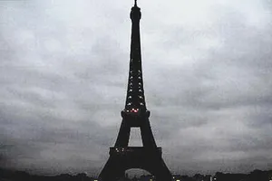 Tháp Eiffel hưởng ứng giờ Trái đất