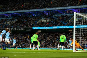 Manchester City (quần trắng) trong trận thắng Cardiff City 2 - 0.