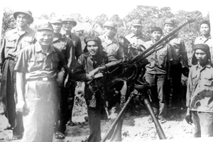 Đại tướng Lê Đức Anh, Bộ trưởng Quốc phòng, kiểm tra tình hình bảo vệ biên giới phía Bắc năm 1987. Ảnh: Tư  liệu