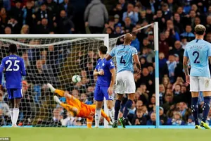 Kompany (số 4) tung cú sút đẹp mắt hạ thủ môn Schmeichel