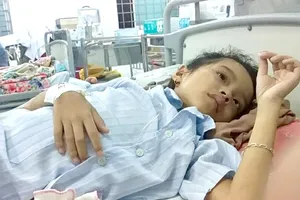 Cháu Trần Nguyễn Hà Vi đang được điều trị tại Bệnh viện Nhi đồng 2, TPHCM.