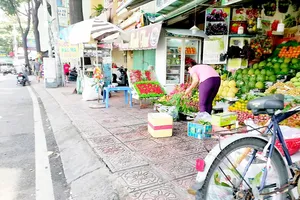 Lấn chiếm vỉa hè để bán hàng tại đường Trường Sa (quận Phú Nhuận)