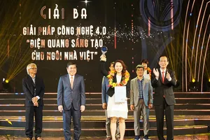 Đại diện Công ty CP Bóng đèn Điện Quang nhận Giải thưởng Sáng tạo TPHCM 2019.