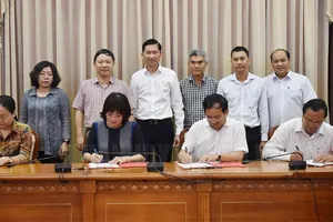 Các đơn vị ký cam kết. Ảnh: hcmcpv