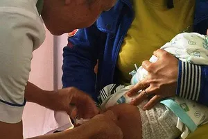 Làm rõ nguyên nhân cháu bé tử vong sau khi tiêm vaccine