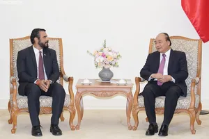 Thủ tướng Nguyễn Xuân Phúc và Đại sứ Panama Servio S. Samudio. Ảnh: VGP