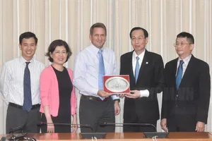 Phó Chủ tịch Thường trực UBND TPHCM Lê Thanh Liêm chụp hình lưu niệm với ông Todd Brady, Giám đốc Đối ngoại Tập đoàn Intel. Ảnh: hcmcpv