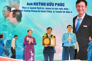 Đồng chí Võ Thị Dung, Phó Bí thư Thành ủy TPHCM và đồng chí Ngọ Duy Hiểu, Phó Chủ tịch Tổng Liên đoàn LĐVN trao giải thường Tôn Đức Thắng cho anh Huỳnh Hữu Phúc. Ảnh: VIỆT DŨNG