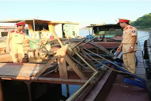 Cảnh sát Đường thủy Công an Thanh Hóa bắt giữ, xử lý các tổ chức, cá nhân vi phạm trong khai thác cát, sỏi trái phép