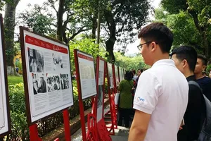 Công chúng tham quan triển lãm. Ảnh: Dangcongsan.vn