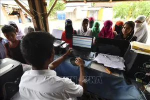 Người dân đối chiếu tên tuổi trong danh sách Đăng ký Công dân toàn quốc (NRC) tại huyện Morigoan, cách Guwahati, thủ phủ bang Assam (Ấn Độ) khoảng 70km ngày 31-8-2019. Ảnh: TTXVN