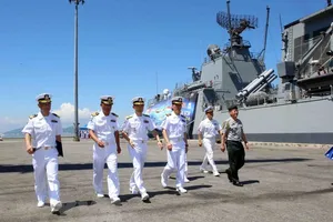 Sỹ quan và thủy thủ tàu Hải quân Hàn Quốc đến thăm thành phố Đà Nẵng. Ảnh: TTXVN