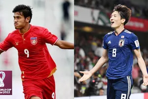 Tuyển Nhật Bản (phải) có khởi đầu thuận lợi bằng chiến thắng 2 - 0 ngay trên sân Myanmar
