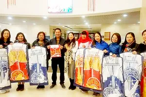 Các bạn 91-94 HN ở Nga trao tặng trang phục truyền thống Nga cho các bạn ở Việt Nam sang