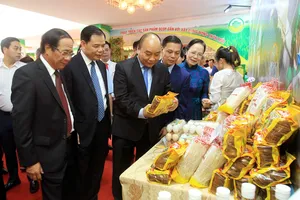 Thủ tướng Nguyễn Xuân Phúc tham quan mô hình và các gian hàng trưng bày sản phẩm nông nghiệp của thành phố Hải Phòng. Ảnh: TTXVN