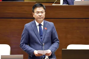 Bộ trưởng Bộ Tư pháp Lê Thành Long giải trình ý kiến của đại biểu Quốc hội Ảnh: TTXVN