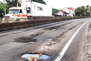 QL1A đoạn qua huyện Tuy An, tỉnh Phú Yên tái xuất hiện nhiều “ổ gà”, “ổ trâu”  Ảnh: NGỌC OAI