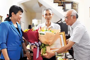 Đồng chí Phan Nguyễn Như Khuê trao Bằng khen của Thủ tướng Chính phủ tặng Anh hùng Lao động, Tiến sĩ Bùi Văn Toản