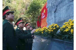 Đại tướng, Bộ trưởng Bộ Quốc phòng Ngô Xuân Lịch cùng đoàn công tác thăm Khu di tích quốc gia đặc biệt rừng Trần Hưng Đạo tại xã Tam Kim, huyện Nguyên Bình, tỉnh Cao Bằng. Ảnh: CHU HIỆU/TTXVN