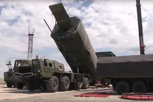 Phương tiện bay siêu thanh Avangard chuẩn bị lắp vào tên lửa liên lục địa. Ảnh: Bộ Quốc phòng Nga.