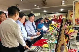 Các gian hàng tại ngày hội được đông đảo người dân đến tham quan và mua ủng hộ. Ảnh: Voh