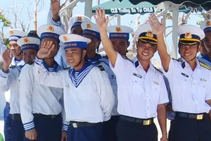 Nụ cười của cán bộ, chiến sĩ trên đảo Song Tử Tây. Ảnh: hcmcpv