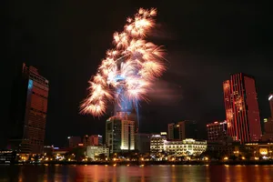 Chiêm ngưỡng màn bắn pháo hoa rực rỡ mừng năm mới Canh Tý 2020 tại TPHCM