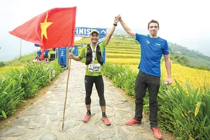 Quang Trần (trái) là gương mặt quen thuộc ở các đường đua marathon có chiều dài “khủng”. Ảnh: NVCC