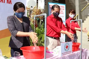 Thao diễn hướng dẫn người dân rửa tay đúng cách