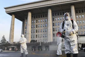 Các nhân viên khử trùng tại tòa nhà Quốc hội Hàn Quốc đầu tuần này. Ảnh: YONHAP