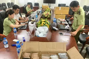 Cán bộ QLTT TPHCM kiểm đếm lô hàng iPhone trôi nổi, trị giá hàng tỷ đồng