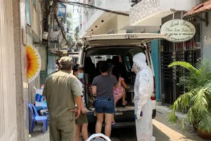 Đưa những người tiếp xúc gần với bệnh nhân thứ 64 (hẻm 47 Nguyễn Thị Tần, quận 8, TPHCM) đi cách ly. Ảnh: TUẤN VŨ