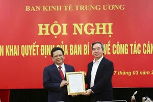 Đồng chí Nguyễn Văn Bình (phải) chúc mừng tân Phó Trưởng Ban Nguyễn Đức Hiển. Ảnh: Dangcongsan.vn