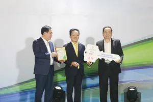 Doanh nhân Đỗ Quang Hiển (ở giữa) trao ủng hộ, đồng hành cùng chương trình “Cả nước chung tay vì người nghèo” năm 2019