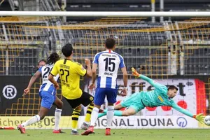 Emre Can (số 27, Dortmund) ghi bàn thắng duy nhất vào lưới Hertha Berlin. Ảnh: Getty Images
