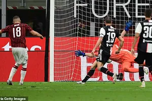 Ante Rebic (số 18) ghi bàn ấn định chiến thắng vang dội 4 - 2 cho AC Milan. Ảnh: Getty Images