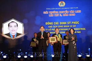 Trưởng Ban Dân vận Trung ương Trương Thị Mai và Chủ tịch Tổng LĐLĐ Việt Nam Nguyễn Đình Khang trao "Giải thưởng Nguyễn Văn Linh" cho các cán bộ công đoàn tiêu biểu xuất sắc. Ảnh: Văn Điệp/TTXVN
