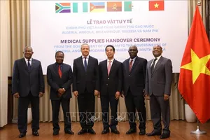 Thứ trưởng Bộ Ngoại giao Tô Anh Dũng với các Đại sứ, đại diện Đại sứ quán các nước Algeria, Angola, Mozambique, Nigeria và Nam Phi tại Việt Nam. Ảnh: Văn Điệp/TTXVN