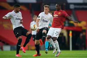 Tiền đạo Odion Ighalo (25, Man.United) trước sự truy cản của các hậu vệ LAST. Ảnh: DailyMail