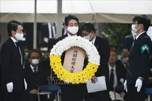 Thủ tướng Nhật Bản Shinzo Abe đặt vòng hoa trong lễ tưởng niệm 75 năm Mỹ ném bom nguyên tử xuống thành phố Nagasaki, tại Công viên Hòa Bình của thành phố này ngày 9-8-2020. Ảnh: AFP/TTXVN