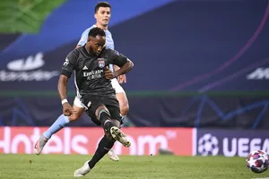 Tiền đạo Dembele lập cú đúp vào lưới Manchester City, đưa Lyon vào bán kết. Ảnh: AP