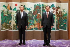 Ông Dương Khiết Trì và ông Suh Hoon. Ảnh: AP