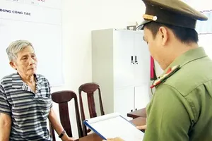 Đọc lệnh khởi tố, bắt tạm giam đối với ông Phạm Hổ