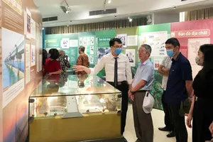 Khu trưng bày 14 công trình được trao giải thưởng Hồ Chí Minh của các nhà khoa học Việt Nam thu hút đông đảo người xem