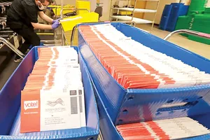 Các lá phiếu bầu cử qua thư ở Mỹ đang chờ được phân loại và chuyển đi. Ảnh: AP