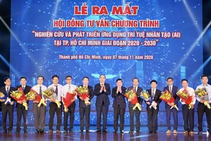 Đồng chí Nguyễn Thiện Nhân và đồng chí Nguyễn Thành Phong chúc mừng ra mắt Hội đồng tư vấn Chương trình “Nghiên cứu và phát triển ứng dụng AI tại TPHCM giai đoạn 2020 - 2030”. Ảnh: HOÀNG HÙNG